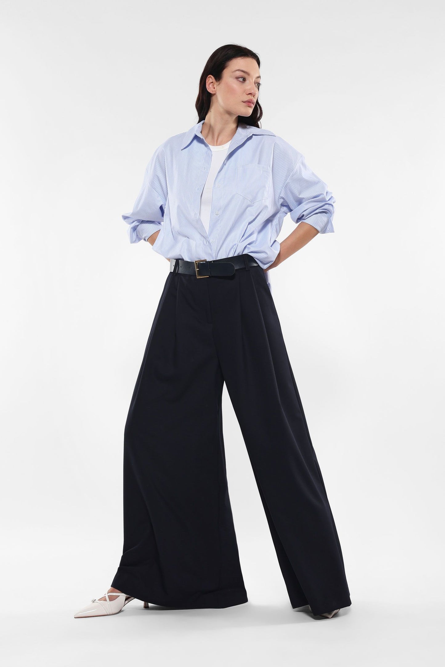 Pantaloni a palazzo monocolour con piega stirata e cintura
