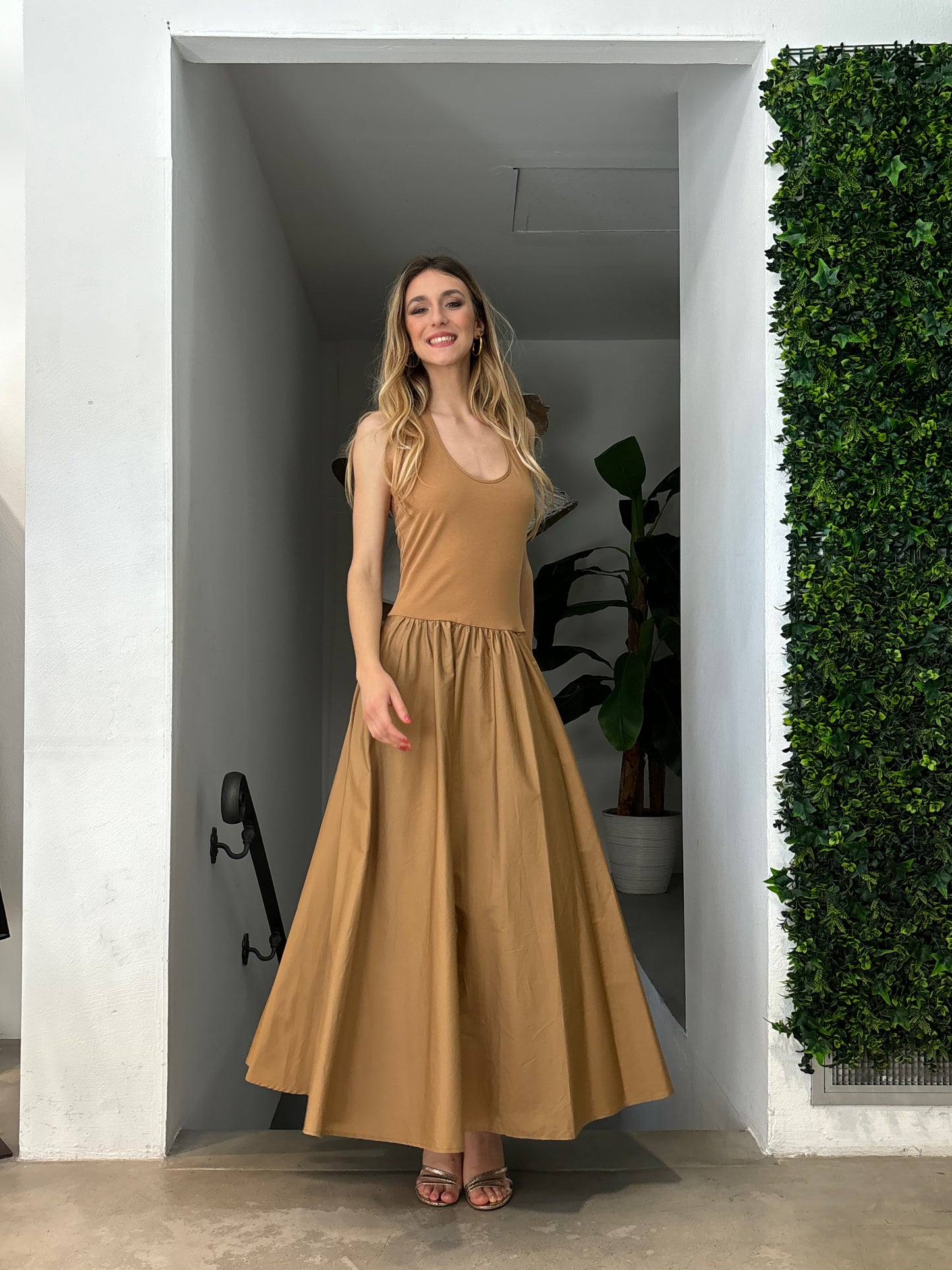 Abito lungo con scollo all'americana