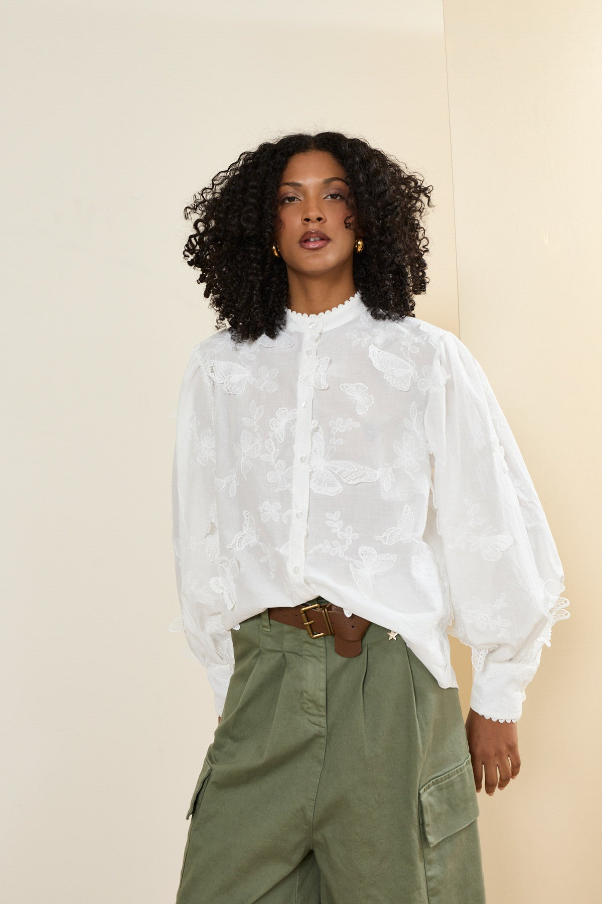 Camicia con farfalle ricamate e applicate