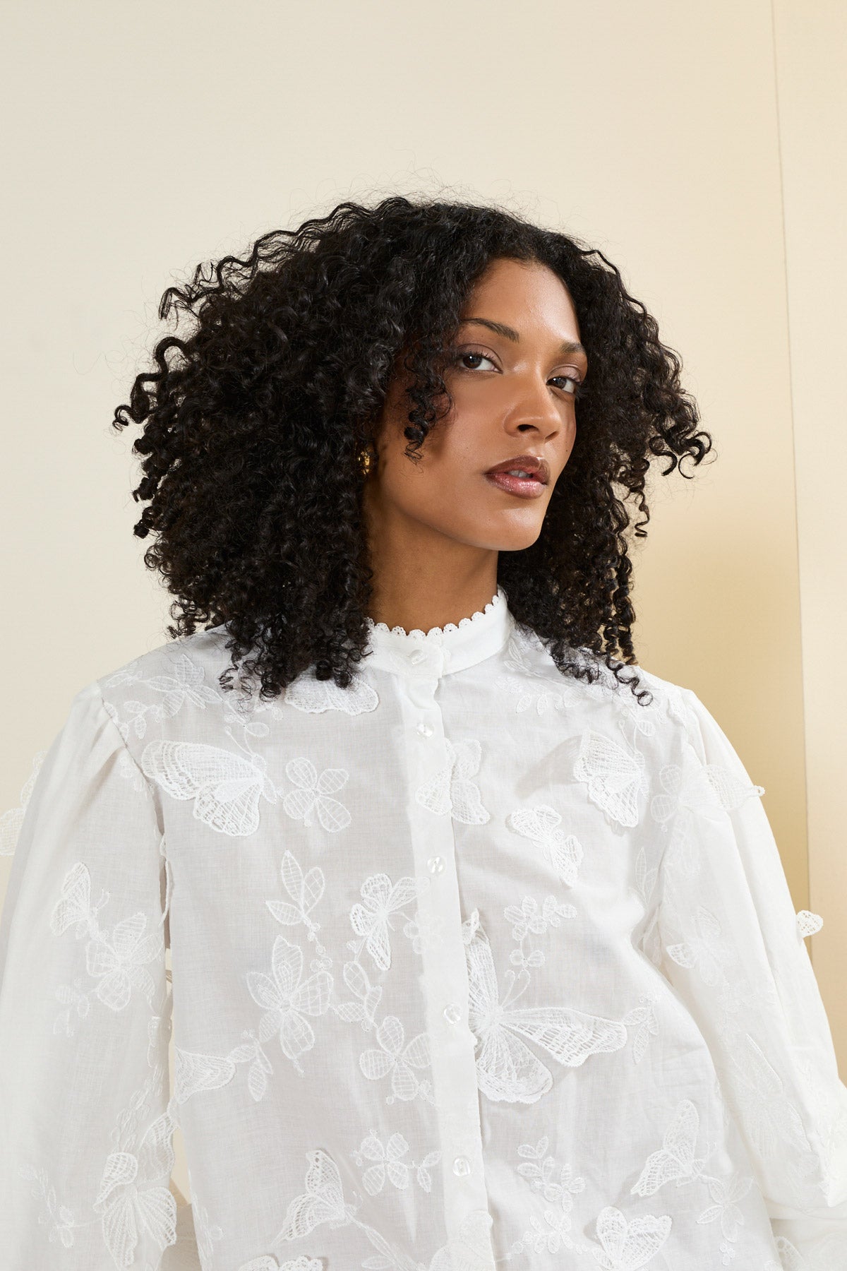 Camicia con farfalle ricamate e applicate