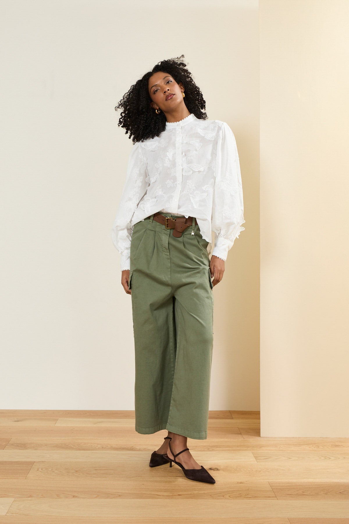 Camicia con farfalle ricamate e applicate
