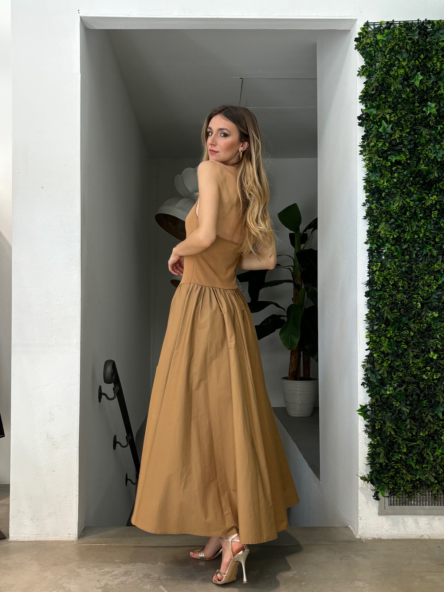 Abito lungo con scollo all'americana