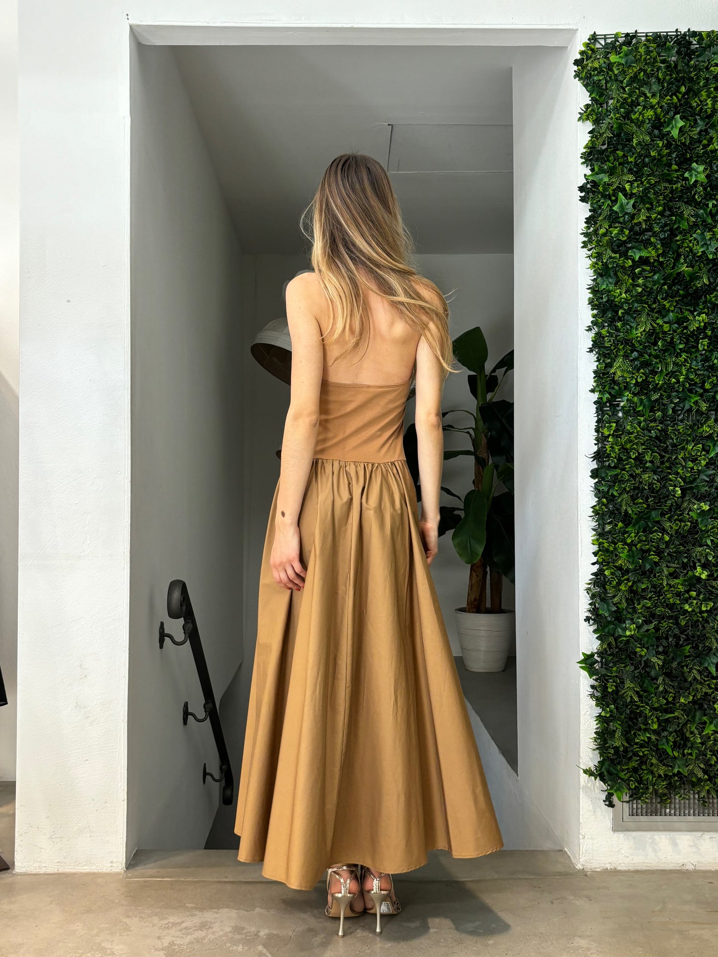 Abito lungo con scollo all'americana