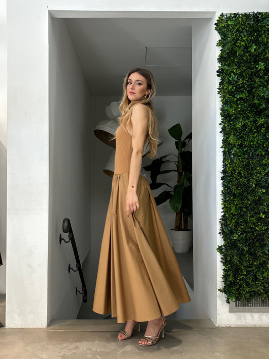 Abito lungo con scollo all'americana