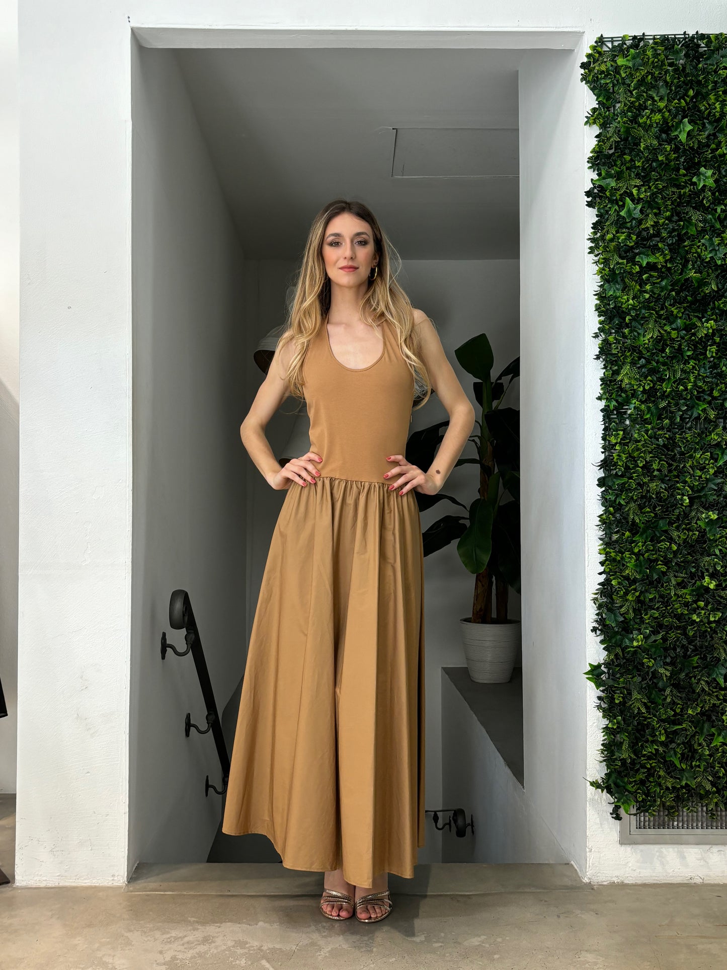 Abito lungo con scollo all'americana