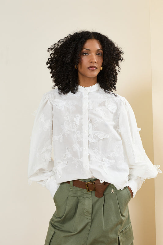 Camicia con farfalle ricamate e applicate