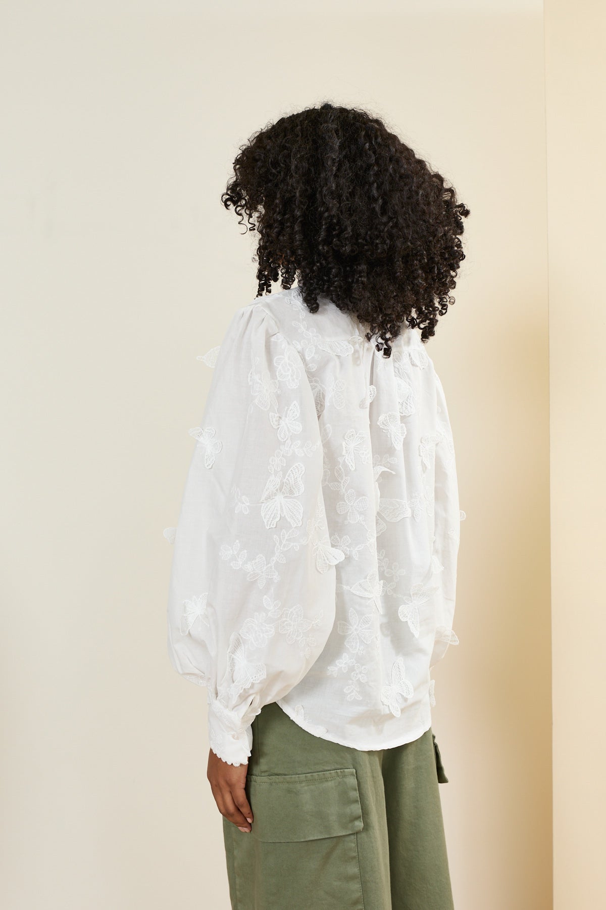 Camicia con farfalle ricamate e applicate