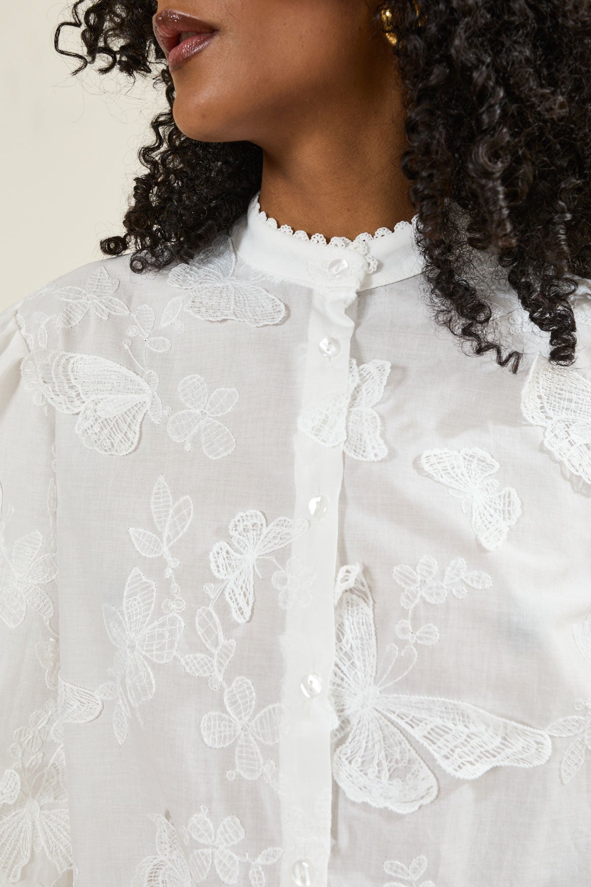 Camicia con farfalle ricamate e applicate